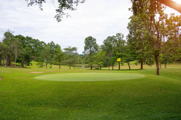ゴルフ場の緑の芝生と森 ゴルフ場の緑の芝生と森 美しい緑を入れてゴルフコースの眺め 豊かな緑の芝生とゴルフコース美しい風景 — ストック写真