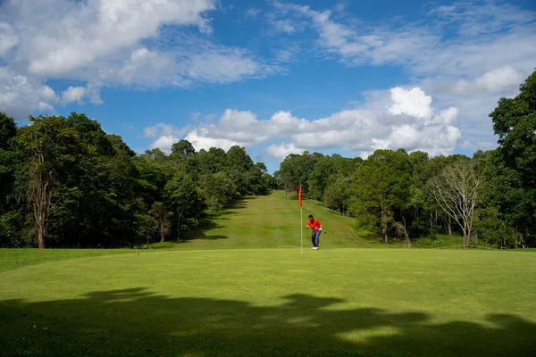 Golfista Desfocado Colocando Bola Golfe Verde Brilho Lente Pôr Sol — Fotografia de Stock
