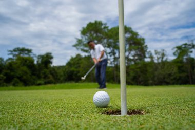 Bulanık golfçü akşam vakti golf sahasında golf oynuyor. Golfçüler akşam golf sahasına golf koyuyorlar. Spor tatil yaşam tarzı kavramı.