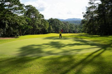 Bulanık golfçü akşam saatlerinde golf oynuyor..
