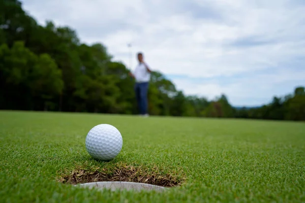 Suddig Golfare Spelar Golf Kvällsgolfbanan Solnedgången Kvällstid Golfare Lägger Golf — Stockfoto