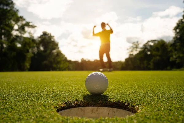 模糊的高尔夫球手在傍晚高尔夫球场打高尔夫球 日落时分 高尔夫球手正在把高尔夫放在晚上的高尔夫球场上 体育假日生活方式概念 — 图库照片