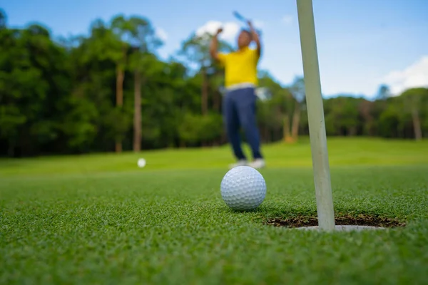 Suddig Golfare Spelar Golf Kvällsgolfbanan Solnedgången Kvällstid Golfare Lägger Golf — Stockfoto