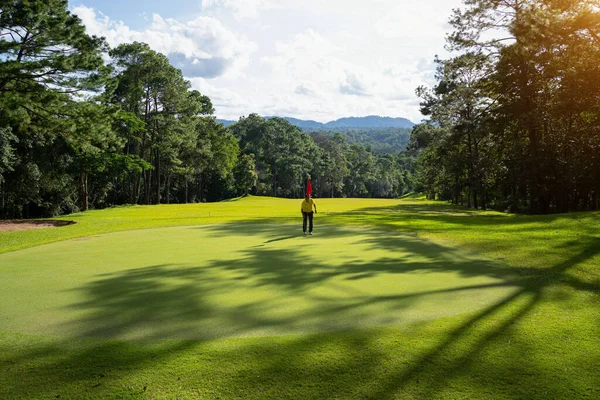 Suddig Golfare Spelar Golf Kvällen Golfbana Solnedgången Kvällstid — Stockfoto