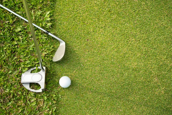 골프볼 골프채는 녹색으로 코스에서 햇빛이 내리쬐는 녹색이다 — 스톡 사진