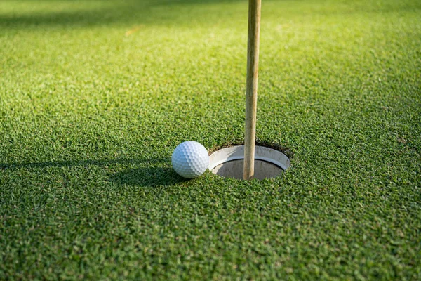 Golfbollen Grön Gräsmatta Vacker Golfbana Med Morgonsol Redo För Golf — Stockfoto
