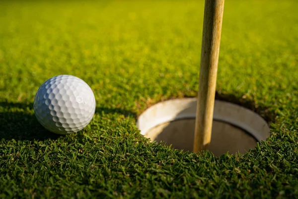 Golfbal Een Groen Grasveld Een Prachtige Golfbaan Met Ochtendzon Klaar — Stockfoto