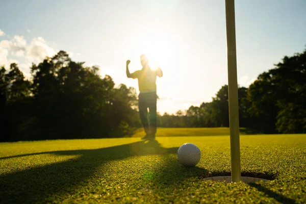 模糊的高尔夫球手在傍晚高尔夫球场打高尔夫球 日落时分 高尔夫球手正在把高尔夫放在晚上的高尔夫球场上 体育假日生活方式概念 — 图库照片