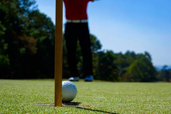 Golfista Poniendo Pelota Golf Verde Destello Lente Hora Tarde Puesta — Foto de Stock