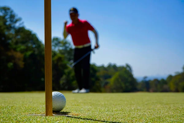 Golfer Legt Ball Auf Dem Grünen Golf Linsenschlag Bei Sonnenuntergang — Stockfoto