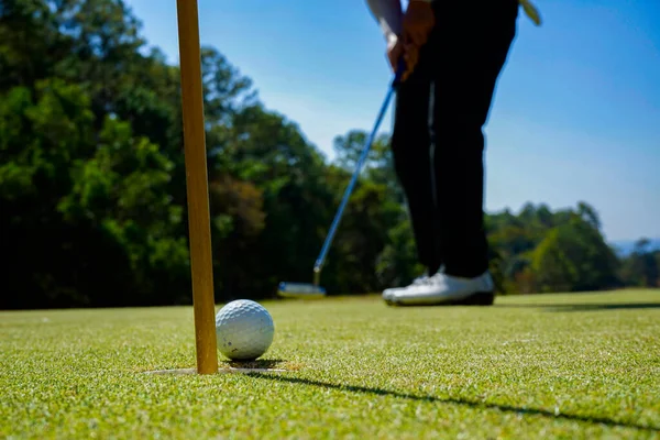 Golfista Dává Míček Zelený Golf Čočka Září Při Západu Slunce — Stock fotografie