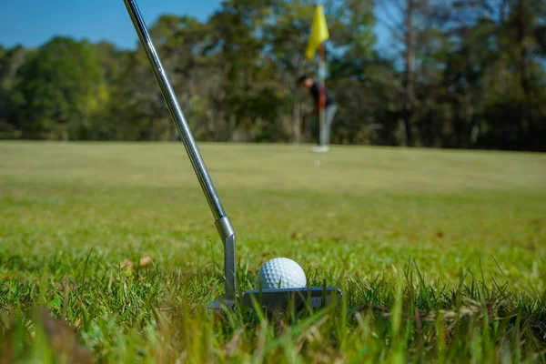Golfbälle Auf Dem Golfplatz Mit Golfschlägern Die Der Ersten Runde — Stockfoto