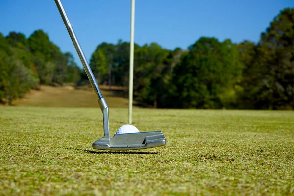 Golf Sahasında Golf Sopalarıyla Golf Topları Ilk Kısa Devre Için — Stok fotoğraf