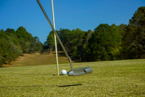 ゴルフクラブとゴルフコース上のゴルフボールは最初の短いゴルフのために準備ができて 朝には美しい太陽の光で — ストック写真