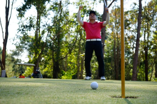 Golfeur Mettant Balle Sur Golf Vert Éclat Lentille Sur Coucher — Photo