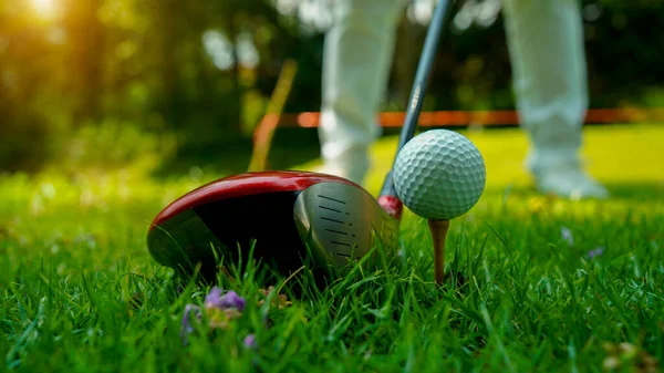在泰国一个漂亮的高尔夫球场 高尔夫球和高尔夫球杆 绿色背景草坪上的高尔夫球具收集 — 图库照片