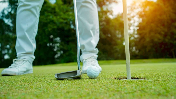 Golfbollar Som Kommer Att Bli Hål Golfare Den Gröna Gräset — Stockfoto