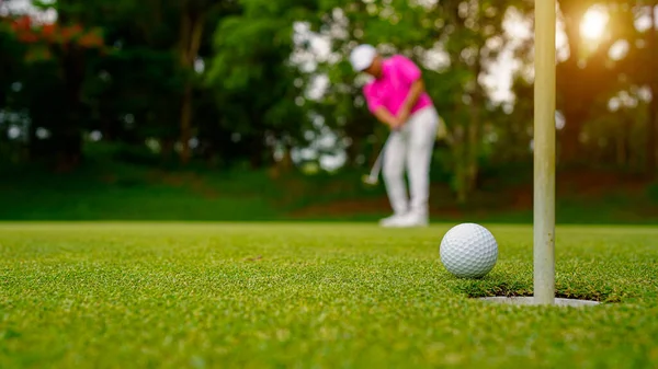 Golfare Sätta Bollen Den Gröna Golfen Lins Utflytning Solnedgången Kvällstid — Stockfoto