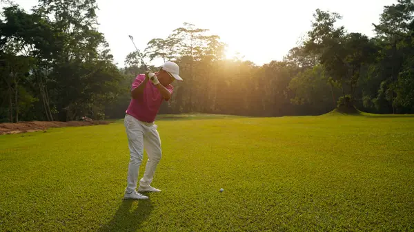 Golfista Che Gioca Golf Nel Campo Golf Serale Tramonto Uomo — Foto Stock