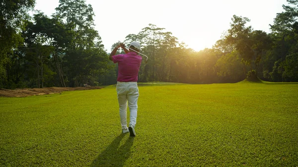 Golfista Jogar Golfe Campo Golfe Noite Pôr Sol Hora Noite — Fotografia de Stock