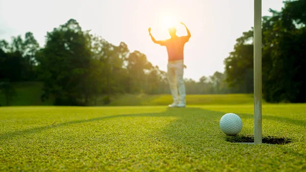 골퍼는 골프에 햇빛이 내리쬐는 시간에 플레어를 놓는다 구덩이에 우승을 — 스톡 사진