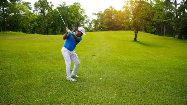 ゴルファーは夕方のゴルフ場でゴルフをします 太陽の下でゴルフコースでゴルフをしている男 — ストック写真