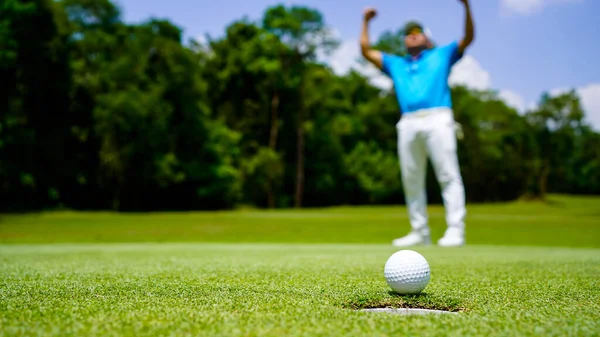 Golfer Zet Bal Groene Golf Lens Flare Zonsondergang Avonds Tijd — Stockfoto