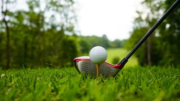 タイの美しいゴルフコースでゴルフボールやゴルフクラブ 緑の背景を持つ緑の芝生の上に休憩ゴルフ用品のコレクション — ストック写真
