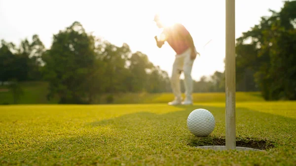 Golfista Poniendo Pelota Golf Verde Destello Lente Hora Tarde Puesta —  Fotos de Stock