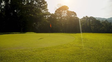 Golf sahasının manzarası ve güzel bir golf sahası. Zengin yeşil çimenlikli golf sahası. Güzel manzara..                                  