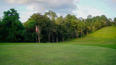 Golf sahasının manzarası ve güzel bir golf sahası. Zengin yeşil çimenlikli golf sahası. Güzel manzara..                                  