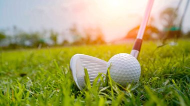 Tayland 'da güzel bir golf sahasında golf ve golf sopası. Yeşil arka planda yeşil çimenler üzerinde dinlenen golf ekipmanları koleksiyonu                                                  