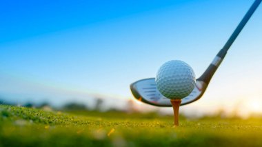 Golf sopaları ve golf topları yeşil çimlerde sabah güneşli güzel bir golf sahasında. Yeşil çimlerde golf ekipmanlarını kapatın..                               