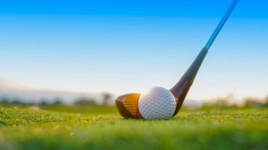 Golf sopaları ve golf topları yeşil çimlerde sabah güneşli güzel bir golf sahasında. Yeşil çimlerde golf ekipmanlarını kapatın..                               