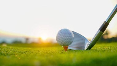 Golf sopaları ve golf topları yeşil çimlerde sabah güneşli güzel bir golf sahasında. Yeşil çimlerde golf ekipmanlarını kapatın..                             