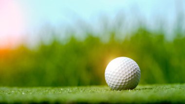 Golf sopaları ve golf topları yeşil çimlerde sabah güneşli güzel bir golf sahasında. Yeşil çimlerde golf ekipmanlarını kapatın..