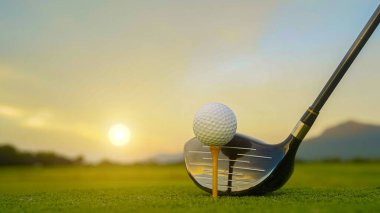 Golf sopaları ve toplar yeşil çimlerde sabah güneşli güzel bir golf sahasında. Yeşil çimlerde golf ekipmanlarını kapatın..                                