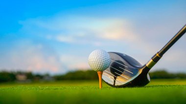 Golf sopaları ve toplar yeşil çimlerde sabah güneşli güzel bir golf sahasında. Yeşil çimlerde golf ekipmanlarını kapatın..                                 