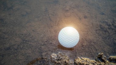 Golf topu suya düştü. Golf toplarının sorunları ve engelleri sudan kaynaklanıyor. Golfçülerin sorunları ve engelleri. Golf oynamanın engellerinden biri de beyaz golf topunun suya düşmesi.                               