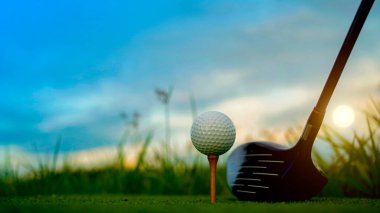 Golf sopaları ve toplar yeşil çimlerde sabah güneşli güzel bir golf sahasında. Yeşil çimlerde golf ekipmanlarını kapatın..                                