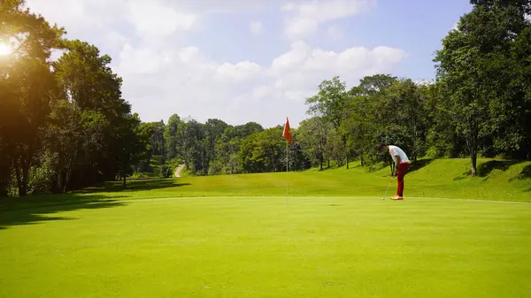 Golfçü akşam golf sahasında golf oynuyor. Tayland 'da güneş ışığı var..                               