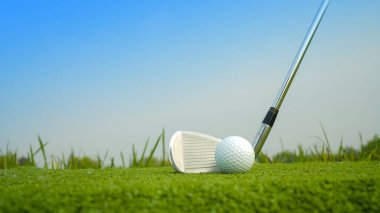 Golf sopaları ve golf topları yeşil çimlerde sabah güneşli güzel bir golf sahasında. Yeşil çimlerde golf ekipmanlarını kapatın..                               