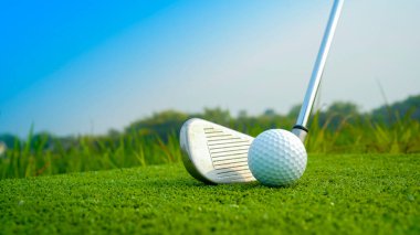 Golf sopaları ve golf topları yeşil çimlerde sabah güneşli güzel bir golf sahasında. Yeşil çimlerde golf ekipmanlarını kapatın..                               