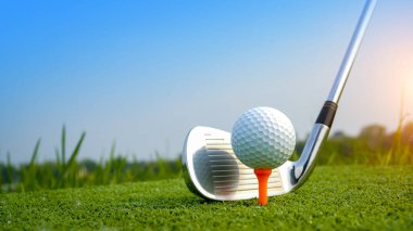Golf sopaları ve golf topları yeşil çimlerde sabah güneşli güzel bir golf sahasında. Yeşil çimlerde golf ekipmanlarını kapatın..                               