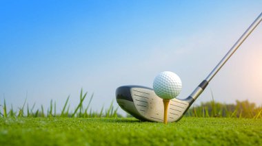 Golf sopaları ve golf topları yeşil çimlerde sabah güneşli güzel bir golf sahasında. Yeşil çimlerde golf ekipmanlarını kapatın..                               