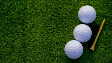Golf topu yeşil çimlerin üzerinde sabah güneşli güzel bir golf sahasında. İlk kısa devrede golfe hazır..                               