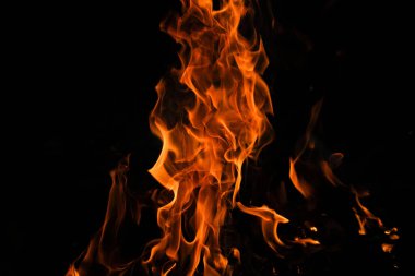 Siyah arka planda izole edilmiş yanan alev ya da yangın. Termal enerji yığını, yakın plan, kırmızı ve sarı, ısı enerjisi gece boyunca yakıyor / ışık siyah arkaplanda                                 