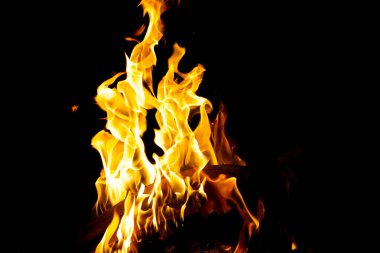 Siyah arka planda izole edilmiş yanan alev ya da yangın. Termal enerji yığını, yakın plan, kırmızı ve sarı, ısı enerjisi gece boyunca yakıyor / ışık siyah arkaplanda                                 