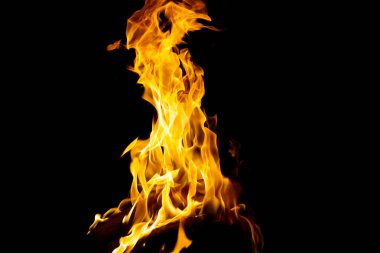 Siyah arka planda izole edilmiş yanan alev ya da yangın. Termal enerji yığını, yakın plan, kırmızı ve sarı, ısı enerjisi gece boyunca yakıyor / ışık siyah arkaplanda                                 