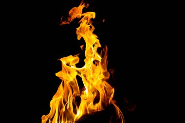 Siyah arka planda izole edilmiş yanan alev ya da yangın. Termal enerji yığını, yakın plan, kırmızı ve sarı, ısı enerjisi gece boyunca yakıyor / ışık siyah arkaplanda                                